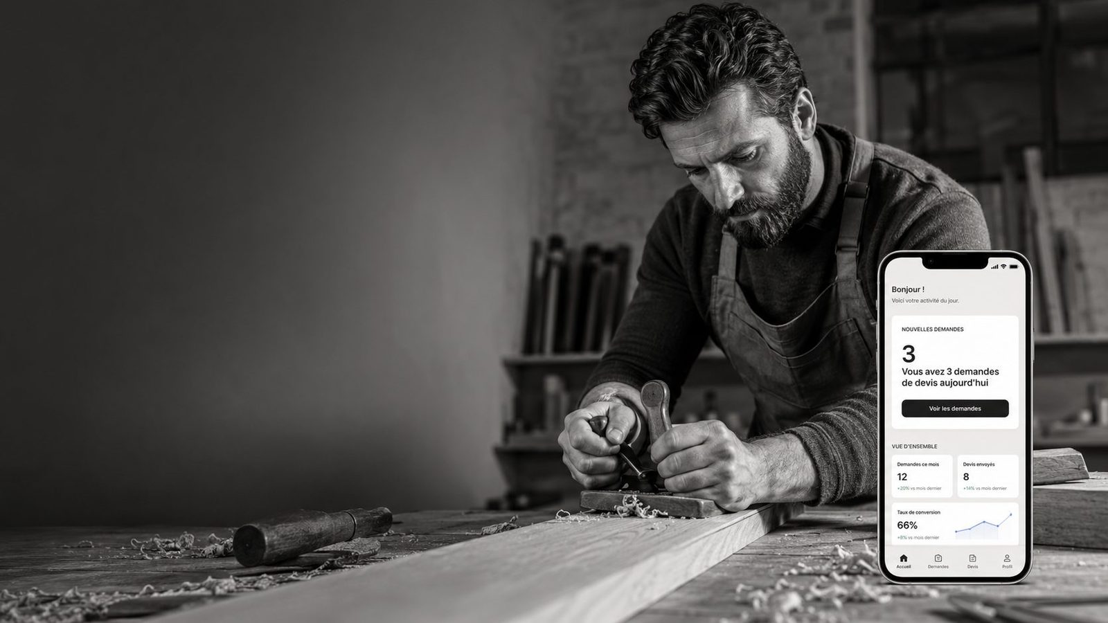 Un artisan au travail pendant que ses nouvelles demandes arrivent sur son téléphone