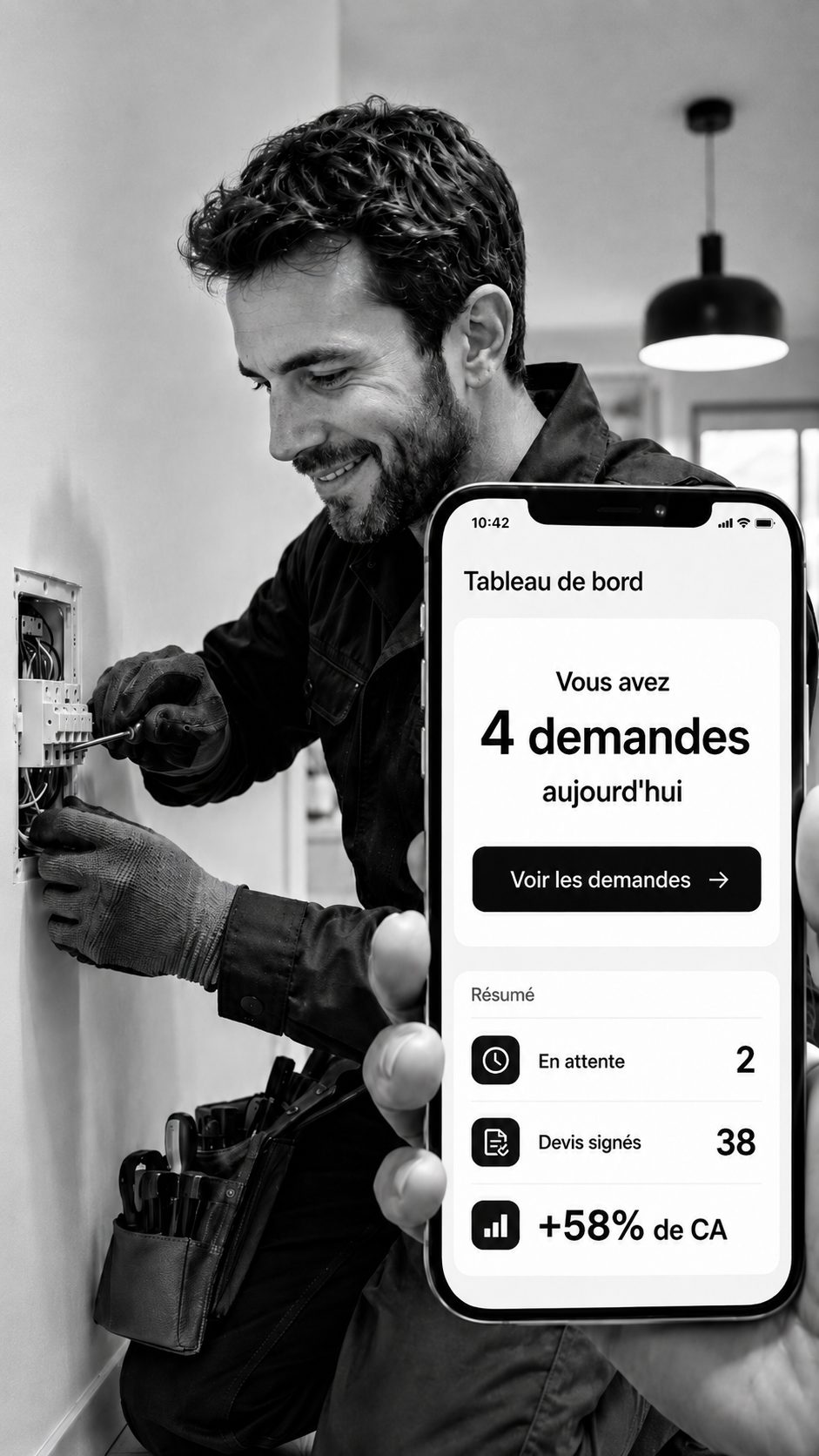 Un artisan électricien au travail pendant que les demandes de devis arrivent sur son téléphone