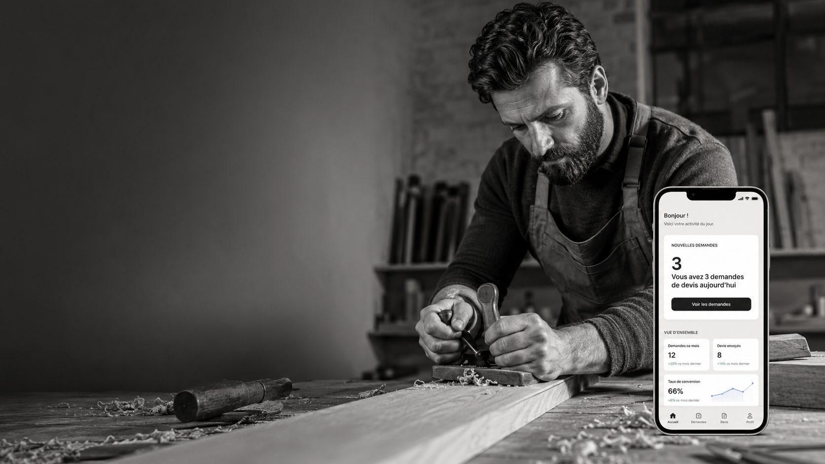 Un artisan menuisier au travail pendant que les demandes de devis arrivent sur son téléphone